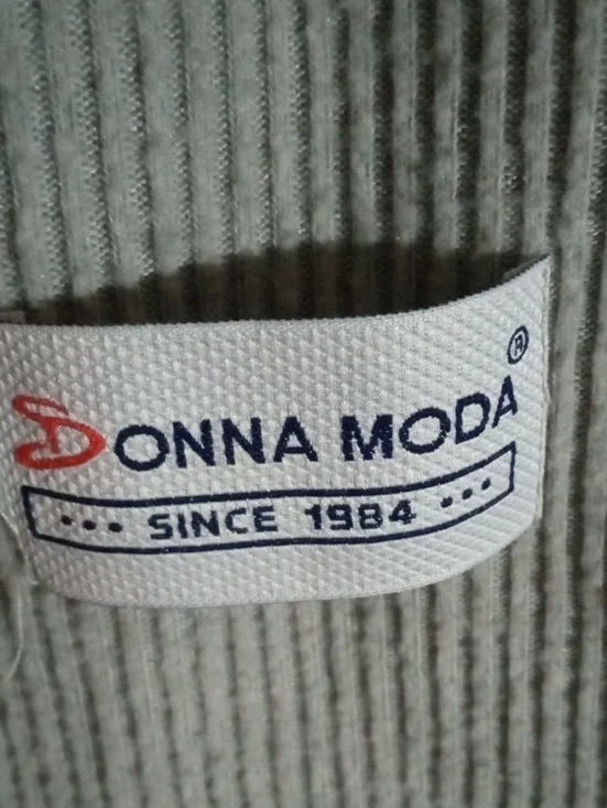 Women's Ribbed Button-Front Top - Picture 2 of 8